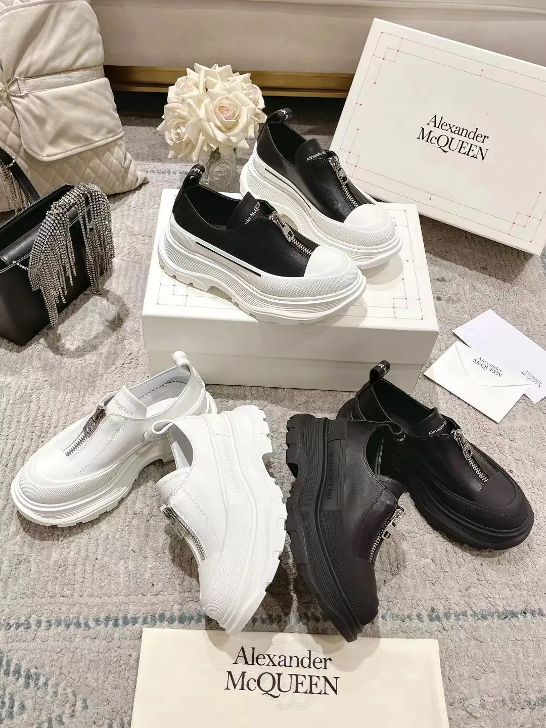 👟👟Ex-factory price 600👟👟 Men's size +10 2023 McQueen classic hot style, top version! ALEXANDERAIexanderMcQUEEN✅ has been certified. The latest 2023 counters will be launched at the same time, international T stage catwalk models. 💯Purchased from top ZP, the original version is 1:1 customized, perfectly reproduced, embellished with waterproof zippers on off-road inspired clothing, with imported anti-wear super soft sock cuffs, 3D glue bright strips, excellent comfort, outsole: original TPU double-layer combination outsole. Fabric: Imported silk cow leather Lining: Imported super soft Lycra/space cloth Foot pads: Imported silk sheepskin Size: 35-40 for women, 39-45 for men. Color: all black, black and white, all white, (add 10 for men’s model)